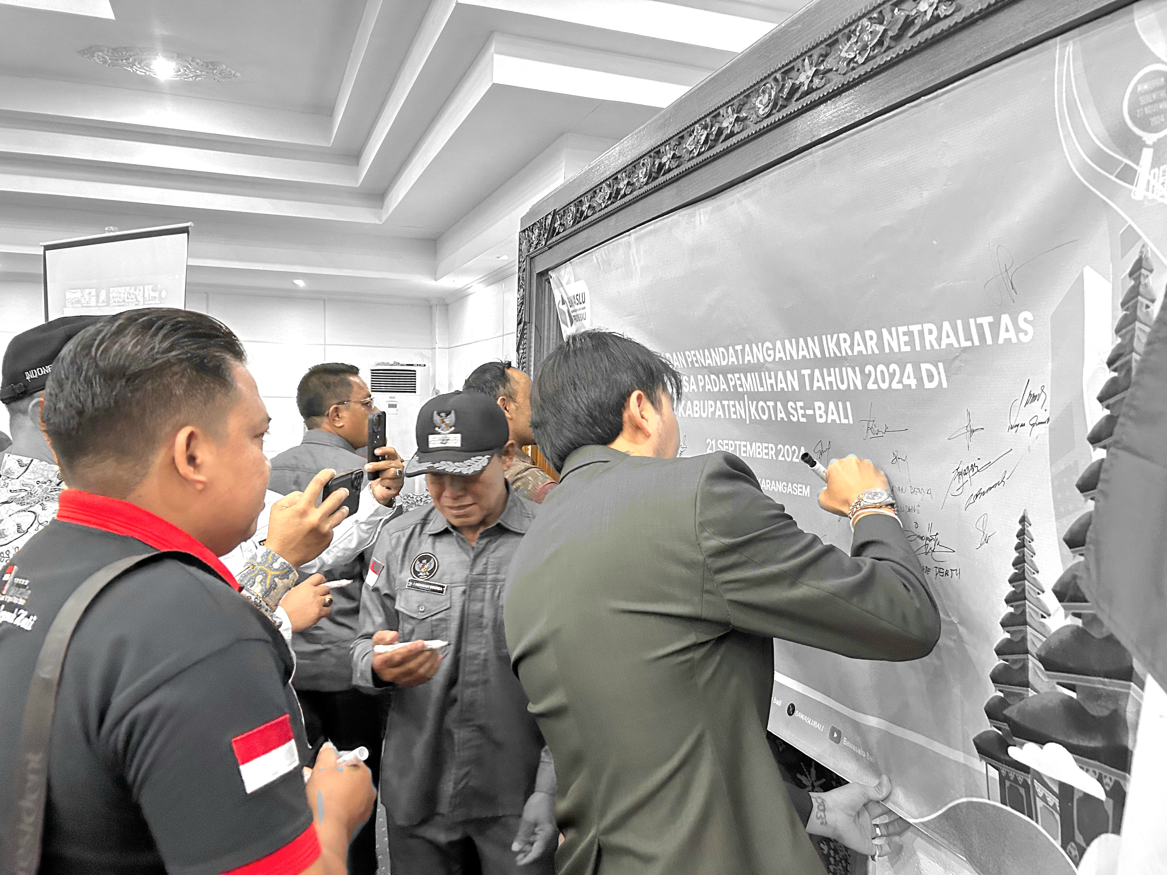 Kepala Desa se-Kabupaten Karangasem bergiliran menandatangani ikrar jaga netralitas yang dilaksanakan Bawaslu 