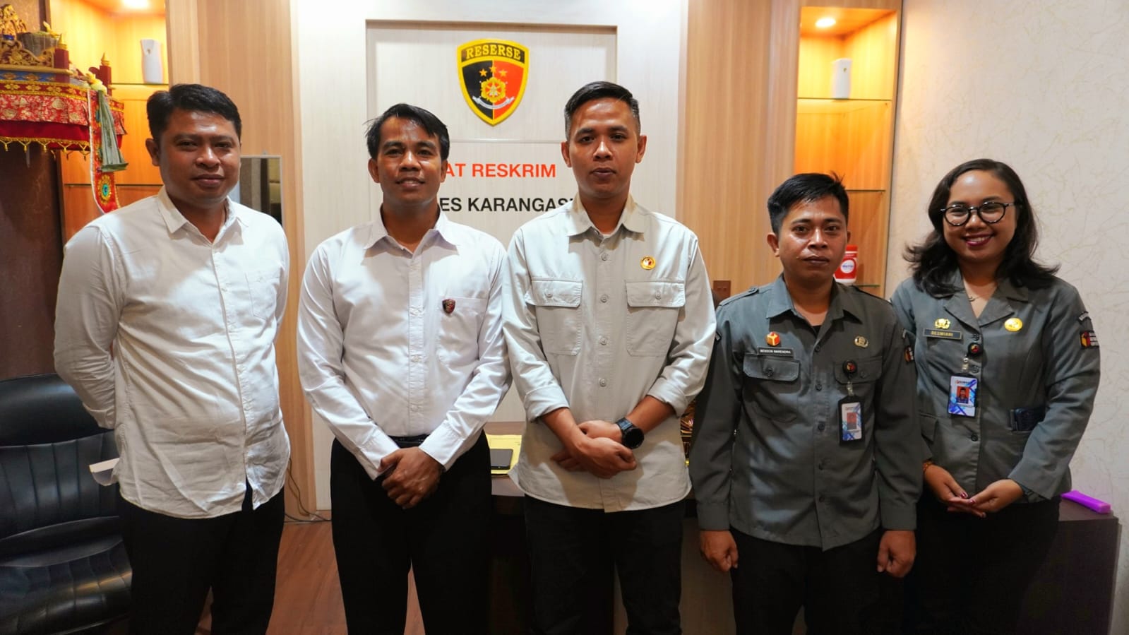 Kordiv P2h Bawaslu Karangasem, Azwardi Natta (tengah kanan) bersama tim Reskrim Polres Karangasem