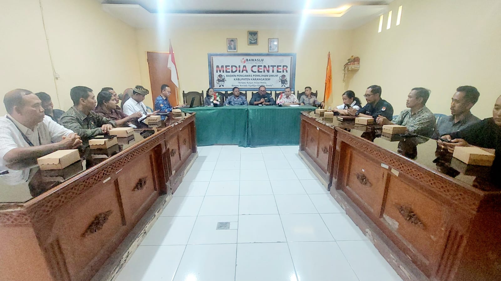 Rapat evaluasi tersebut berlangsung di Aula Widya Adhyasta Bawaslu Karangasem 
