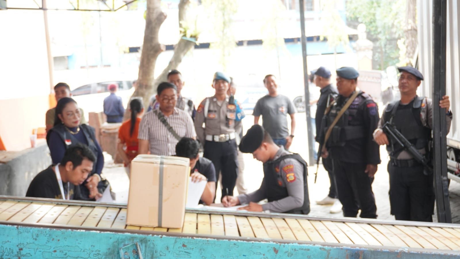 Pengawasan loading surat suara di Temprina, Ubung