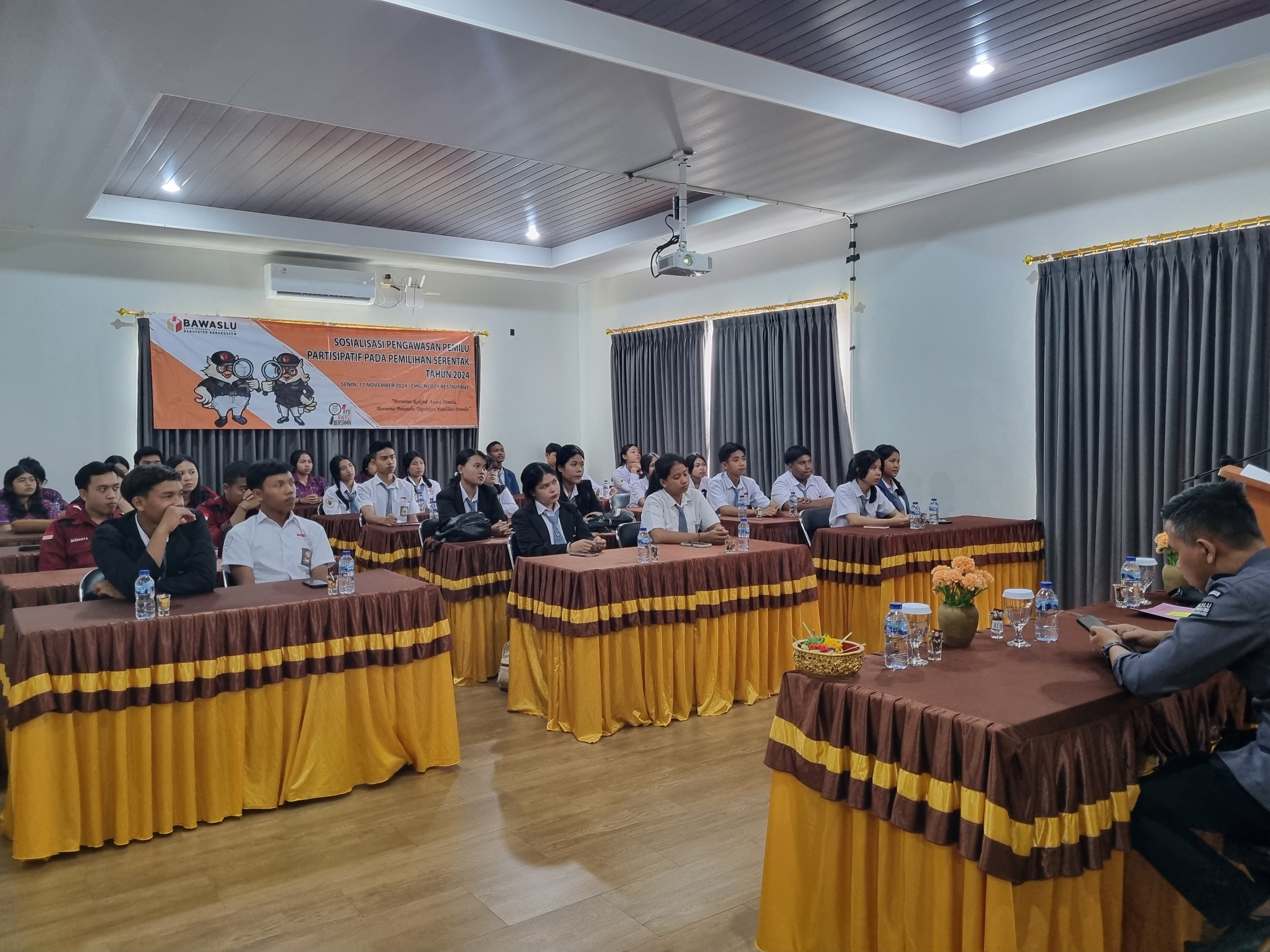 Para peserta sosialisasi terdiri atas Mahasiswa dan Siswa/siswi  SMA dan SMK