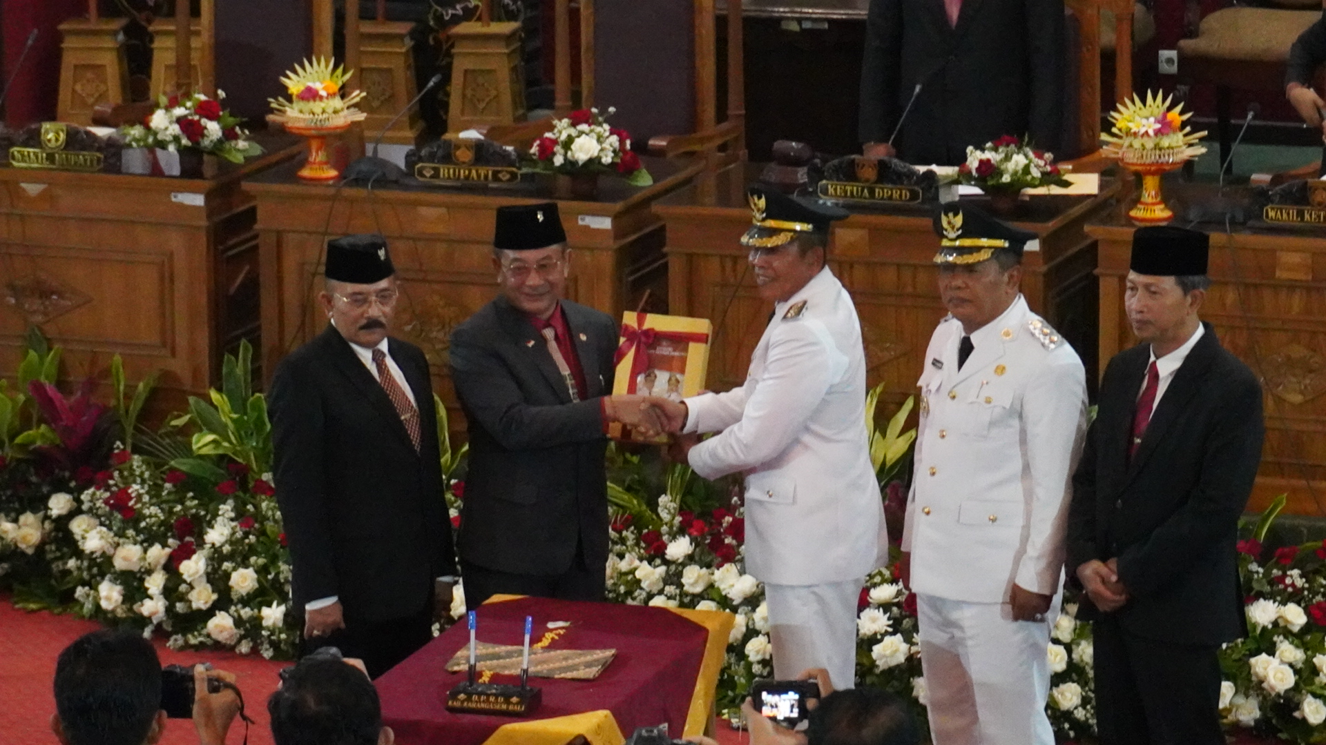 Penyerahan Buku Kenangan kepada Bupati dan Wakil Bupati Karangasem 