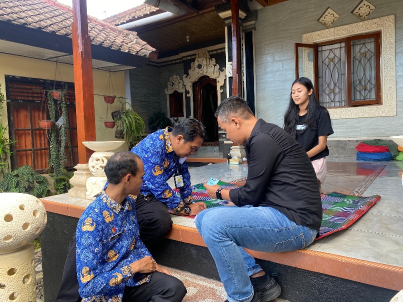 Kordiv P2H Bawaslu Karangasem  bersama staf melakukan coklit data pemilih di Jl. Letda Arti