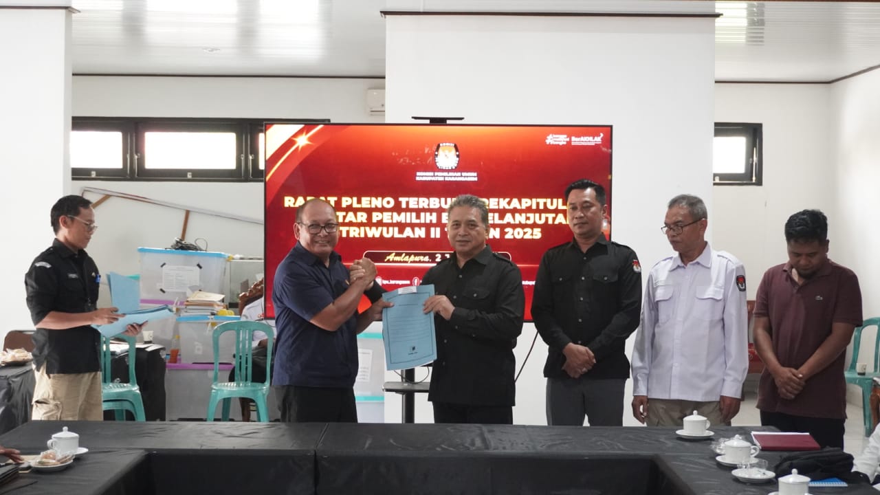Ketua Bawaslu Karangasem menerima BA Rapat Pleno Terbuka terkait rekapitulasi daftar pemilih berkelanjutan 
