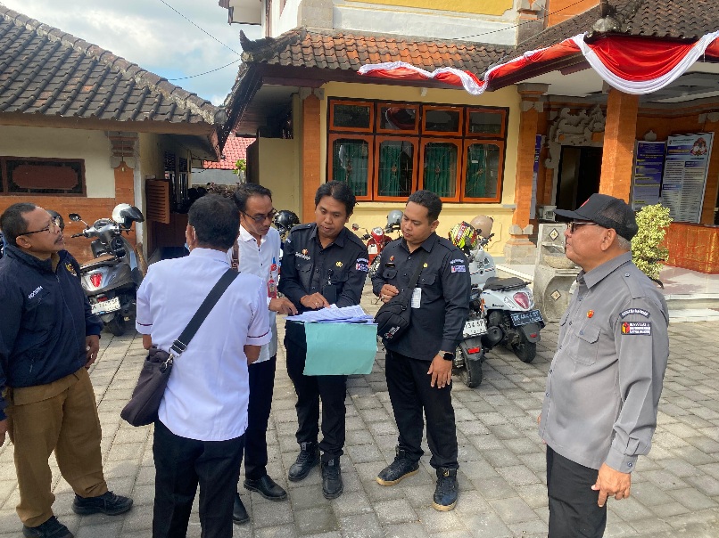 Koordinasi dengan para kaling sebelum menuju lapangan