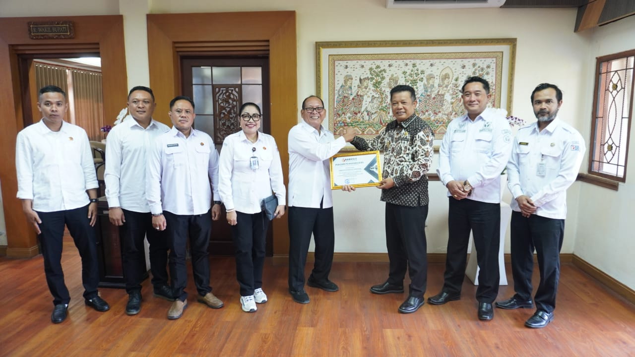 Foto Bersama Ketua Bawaslu Provinsi Bali, Pimpinan Bawaslu Karangasem bersama Wakil Bupati Karangasem, Pandu Prapanca Lagosa 