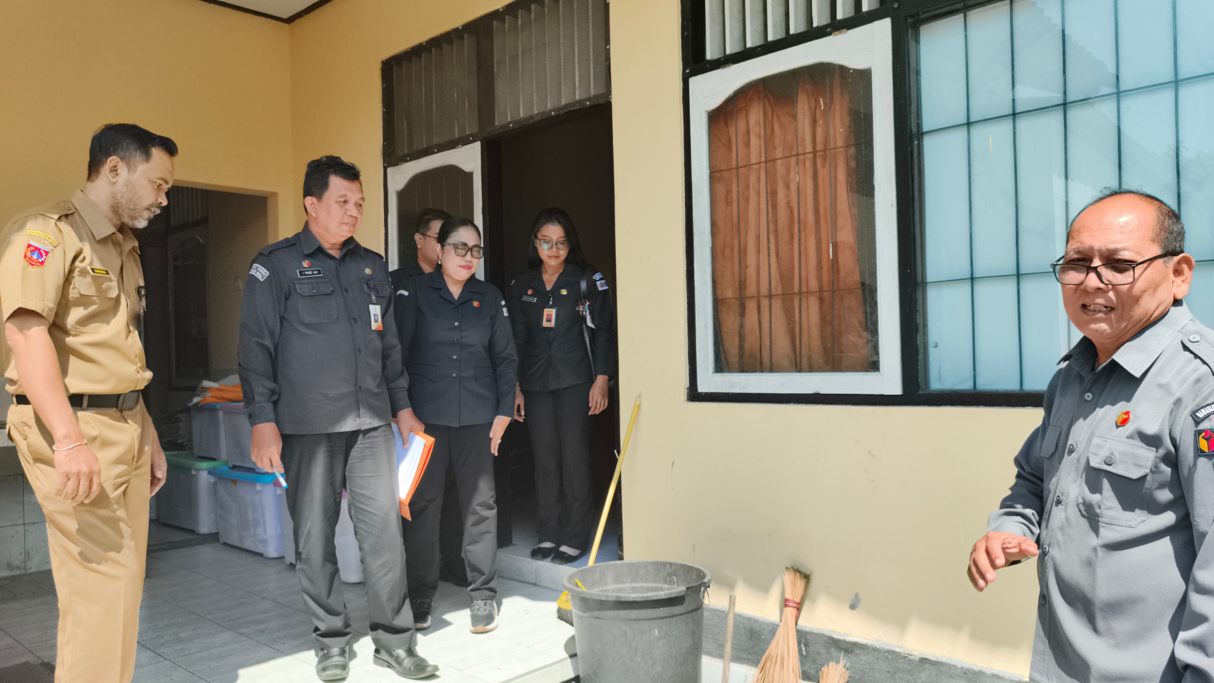 Penilaian Kebersihan Kantor oleh Kabag Penanganan Pelanggaran, Penyelesaian Sengketa Proses dan Hukum Bawaslu Bali, I Made Aji Swardhana 