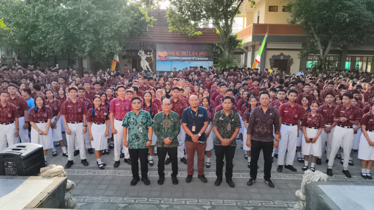 Foto bersama usai sosialisasi dilaksanakan di SMA N 1 Amlapura