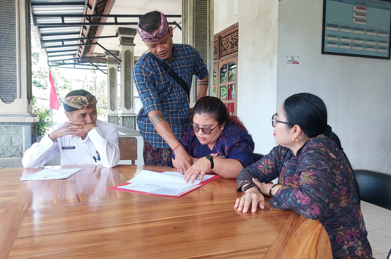 Diana Devi menyambangi pengurus Desa Pidpid sebelum uji petik