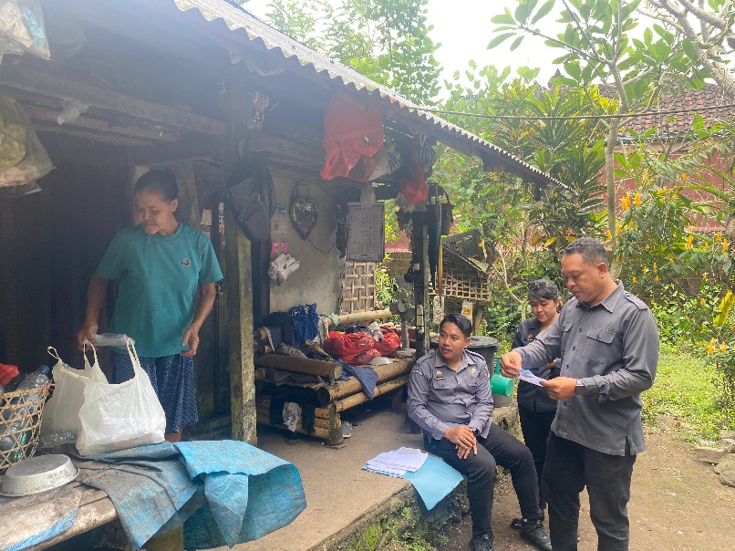 Ari Ardana dan tim di salah satu rumah warga di Tiyingtali