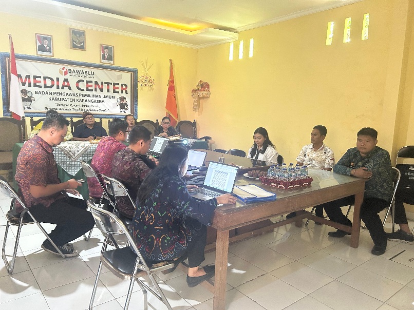 Situasi Monev Penyusunan Buku Penyelesaian Sengketa di Aula Widya Adhyasta Bawaslu Karangasem 
