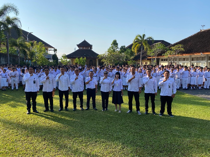 Foto bersama siswa SMA N 2 AMLAPURA usai sosialisasi 