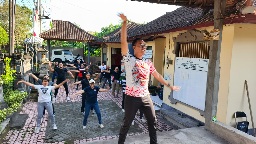 Senam di halaman Sekretariat Bawaslu Karangasem 