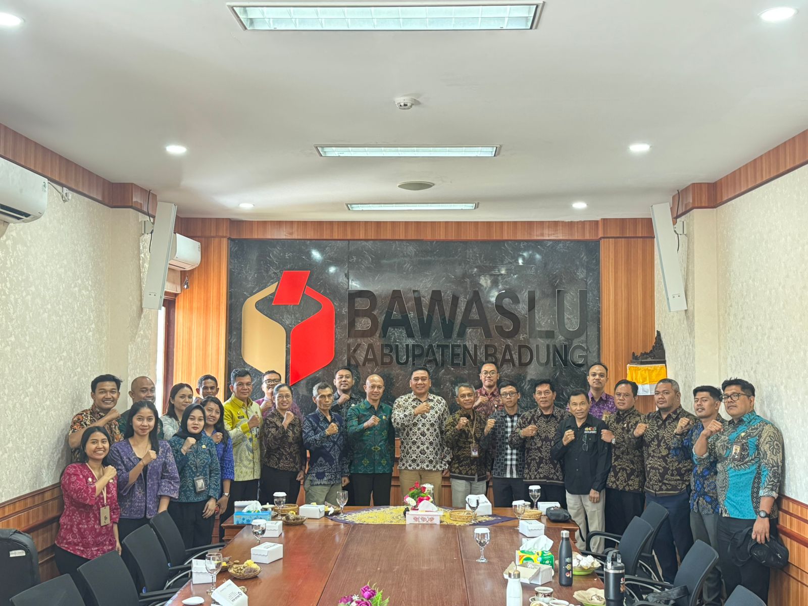 Foto bersama usai rapat penyusunan laporan Gakkumdu