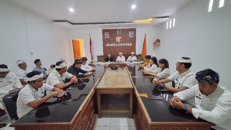 Suasana rapat mingguan di Aula Widya Adhyasta