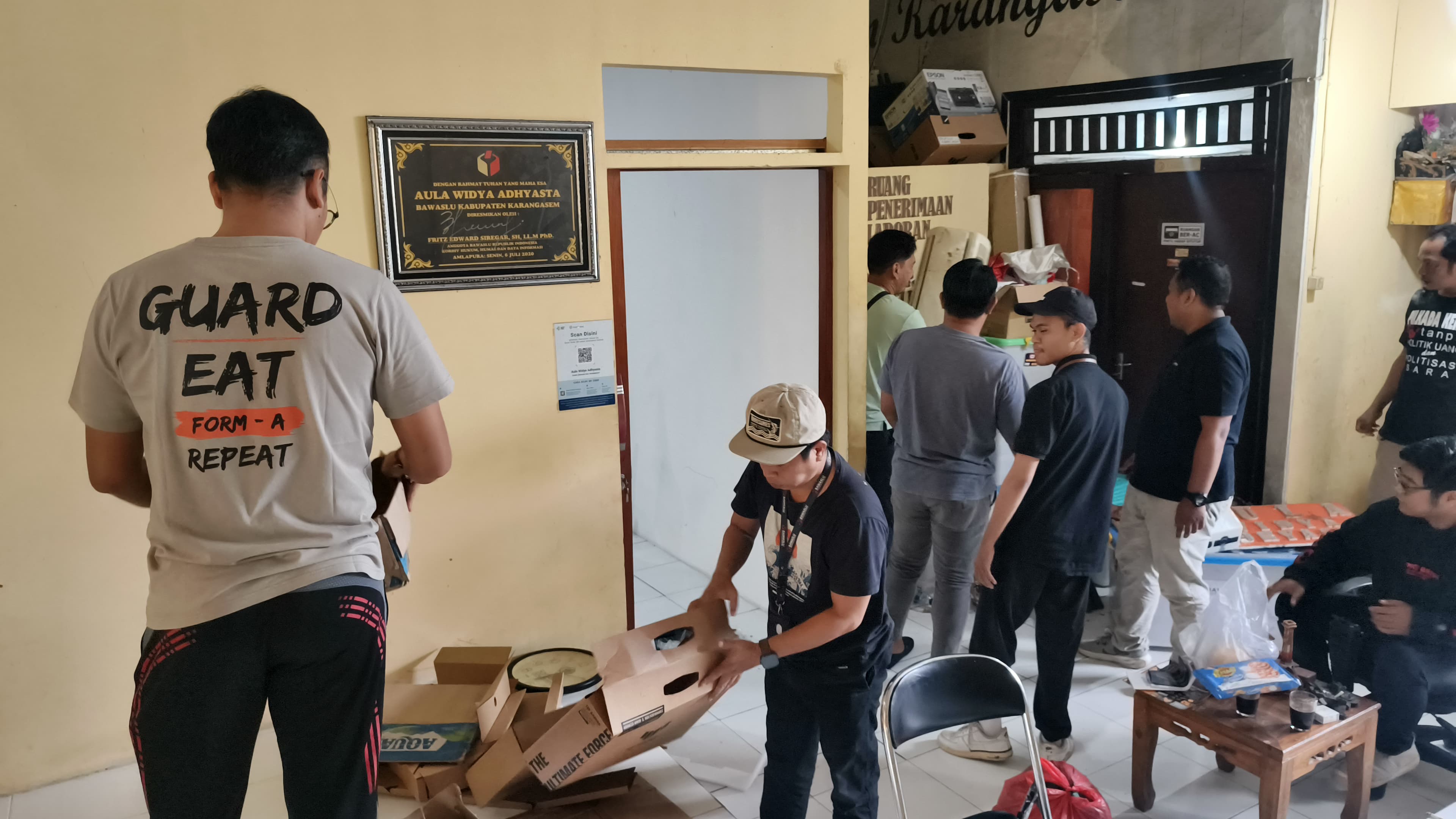 Bersih-bersih kantor Bawaslu Kabupaten Karangasem 