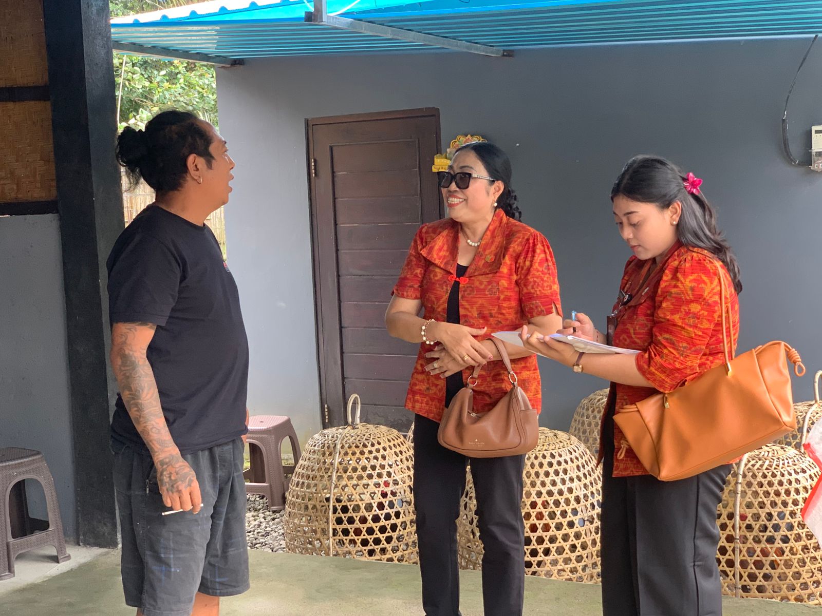 Uji petik oleh Diana Devi bersama staf