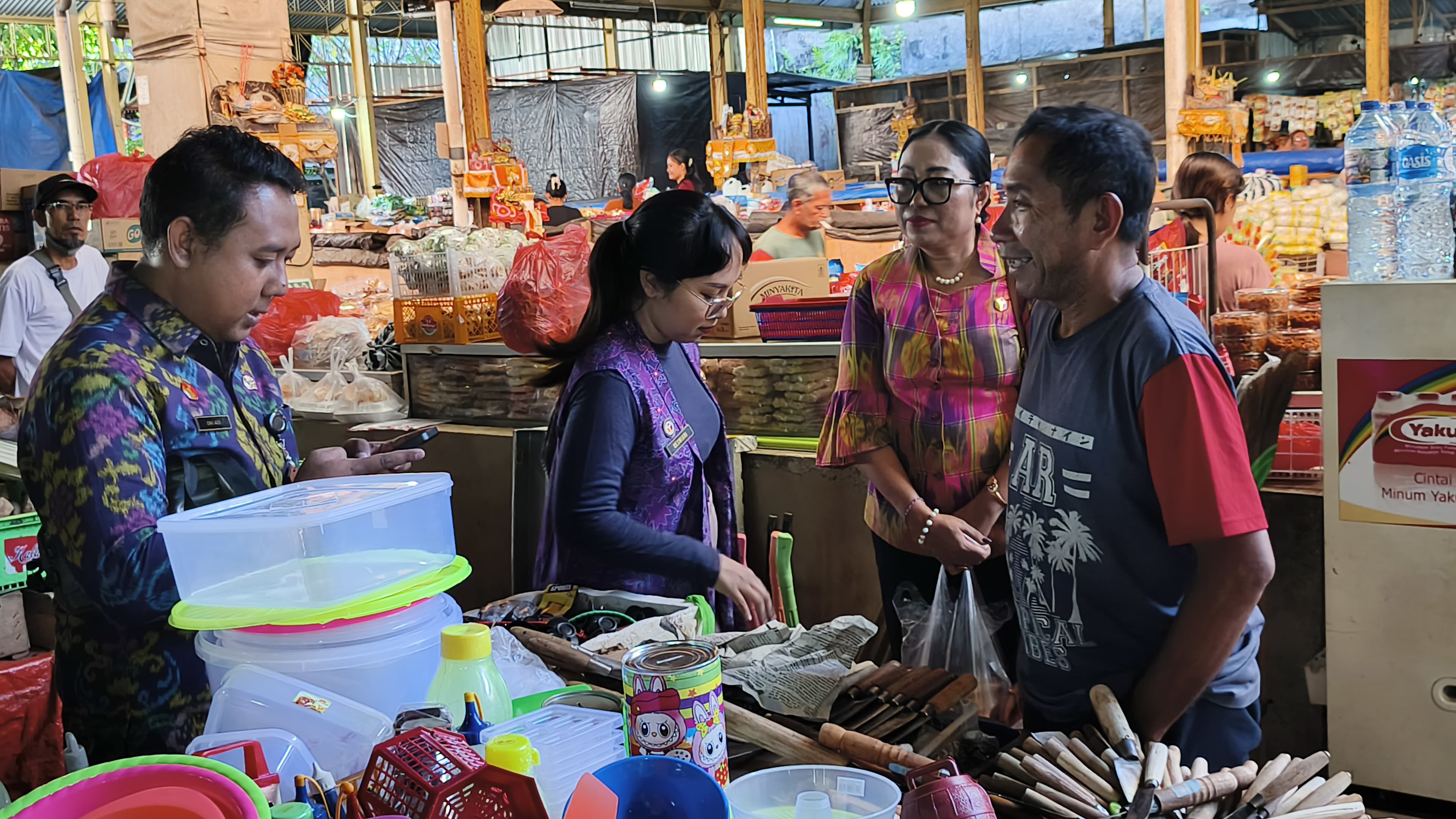 Bawaslu Karangasem berdiskusi terkait politik uang dengan Mardian, salah satu pedagang di Pasar Amlapura Timur 