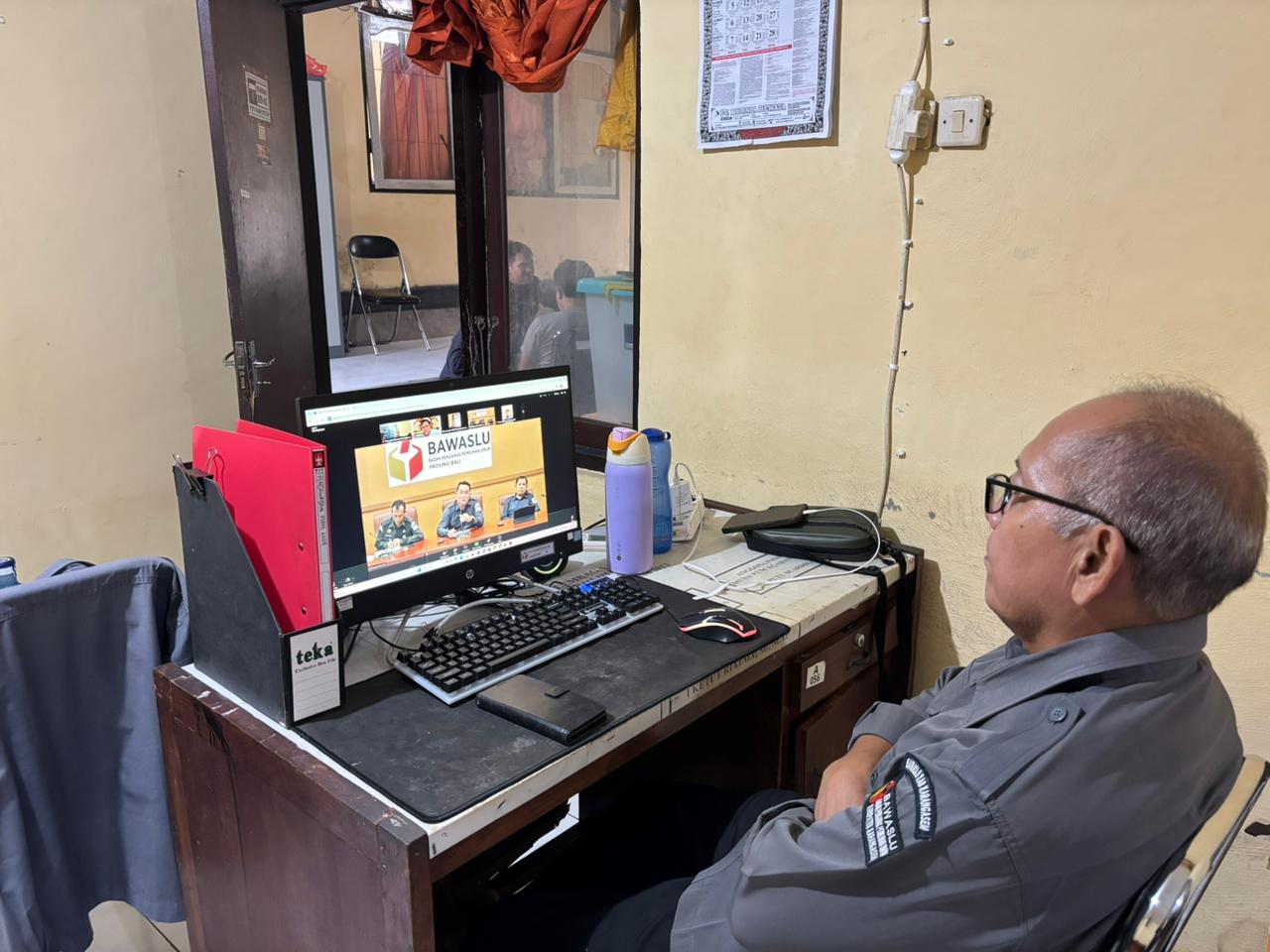 Ketua Bawaslu Karangasem mengikuti zoom rakor kelembagaan