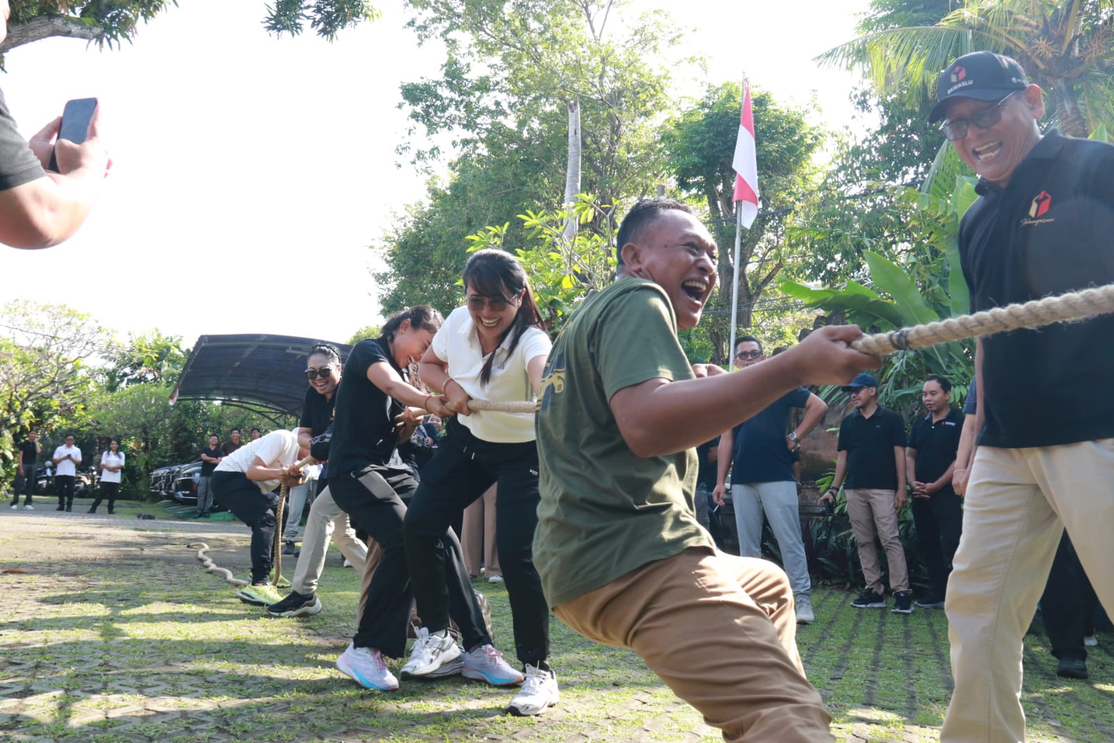 Pasukan Bawaslu Karangasem dalam lomba tarik tambang