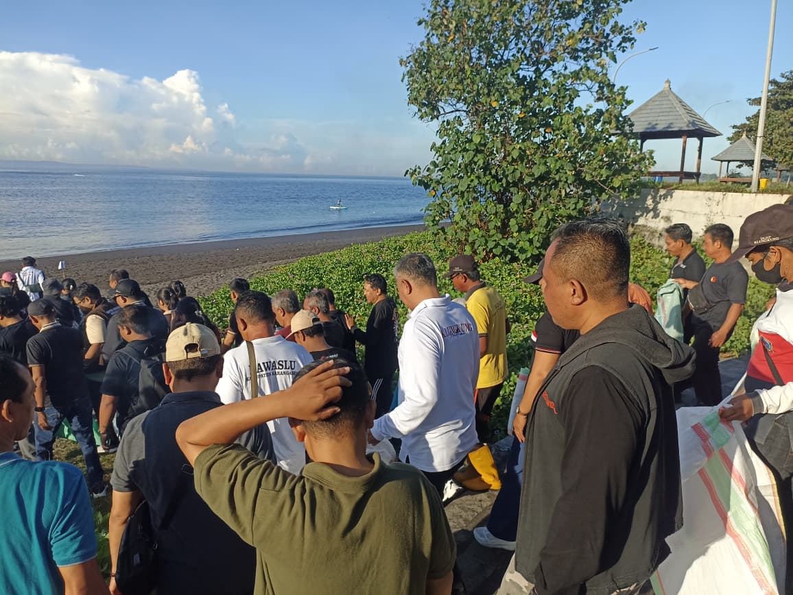 Suasana bersih-bersih pantai di Goa Lawah