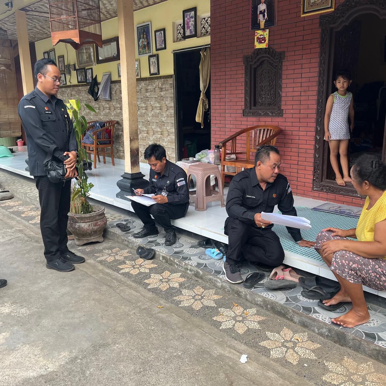 Arianta melakukan uji petik didampingi Staf