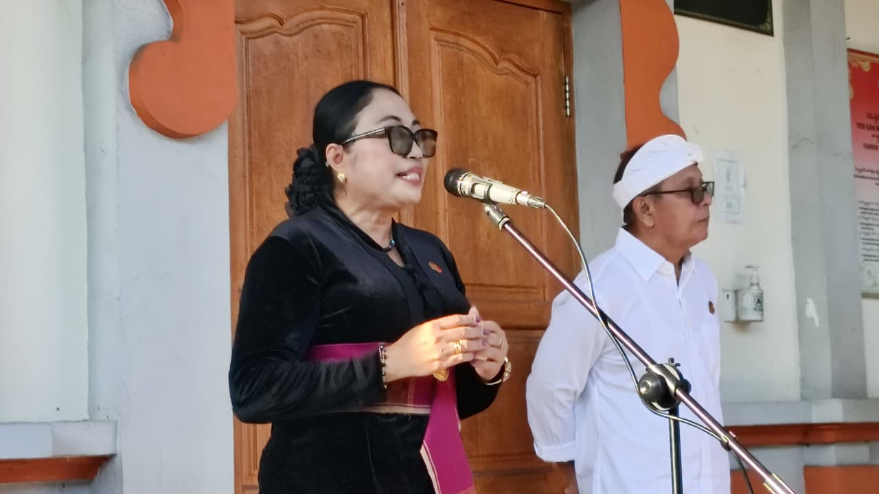 Diana Devi dalam Sosialisasi di SMK PGRI 1 Amlapura