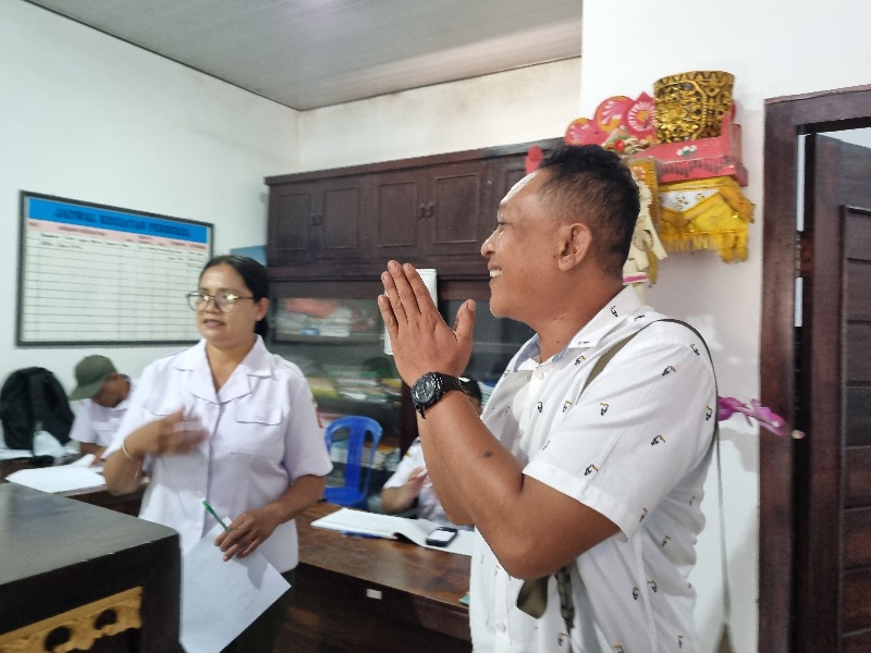 Ari Ardana (kanan) dalam Konsolidasi Demokrasi di Kantor Desa Duda Utara