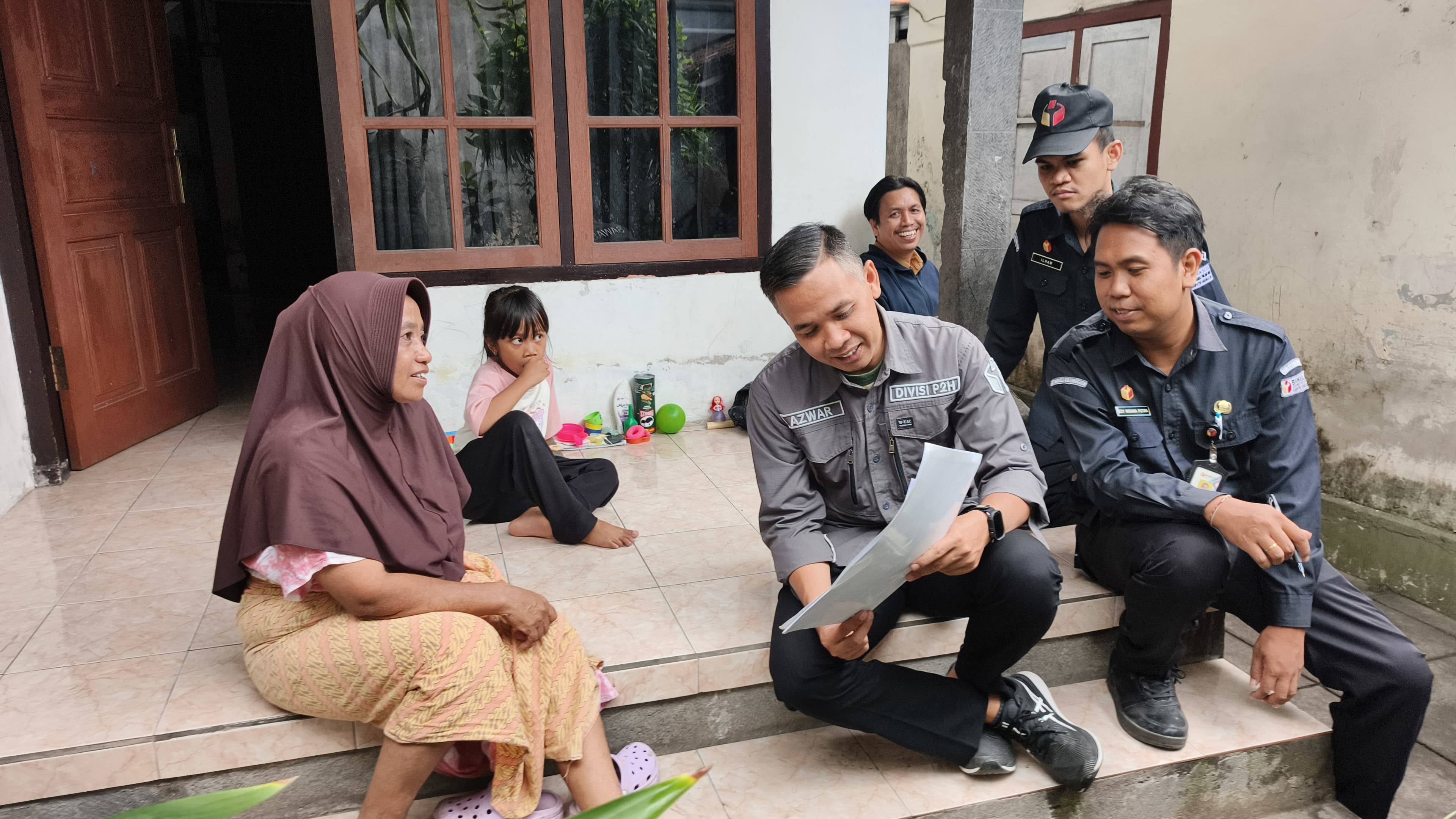 Azwardi melakukan konfirmasi data pemilih kepada salah satu warga