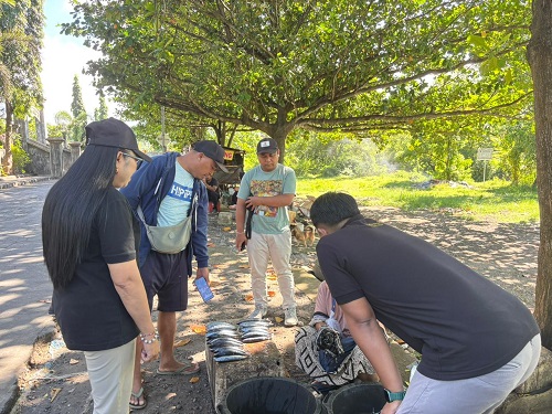 Diana Devi bersama salah satu pedagang ikan dalam diskusi konsolidasi