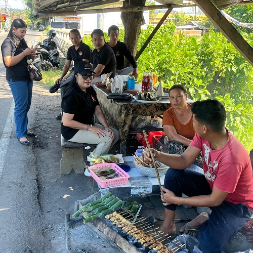 Diana Devi dan tim saat berdiskusi dengan dagang sate di Desa Tumbu
