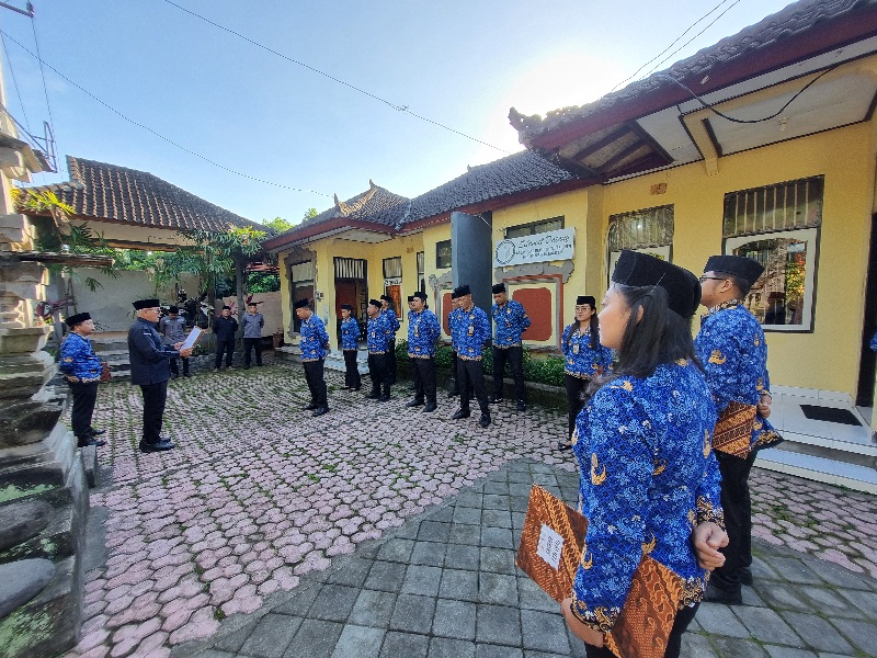 Apel pagi di halaman kantor Bawaslu Karangasem 
