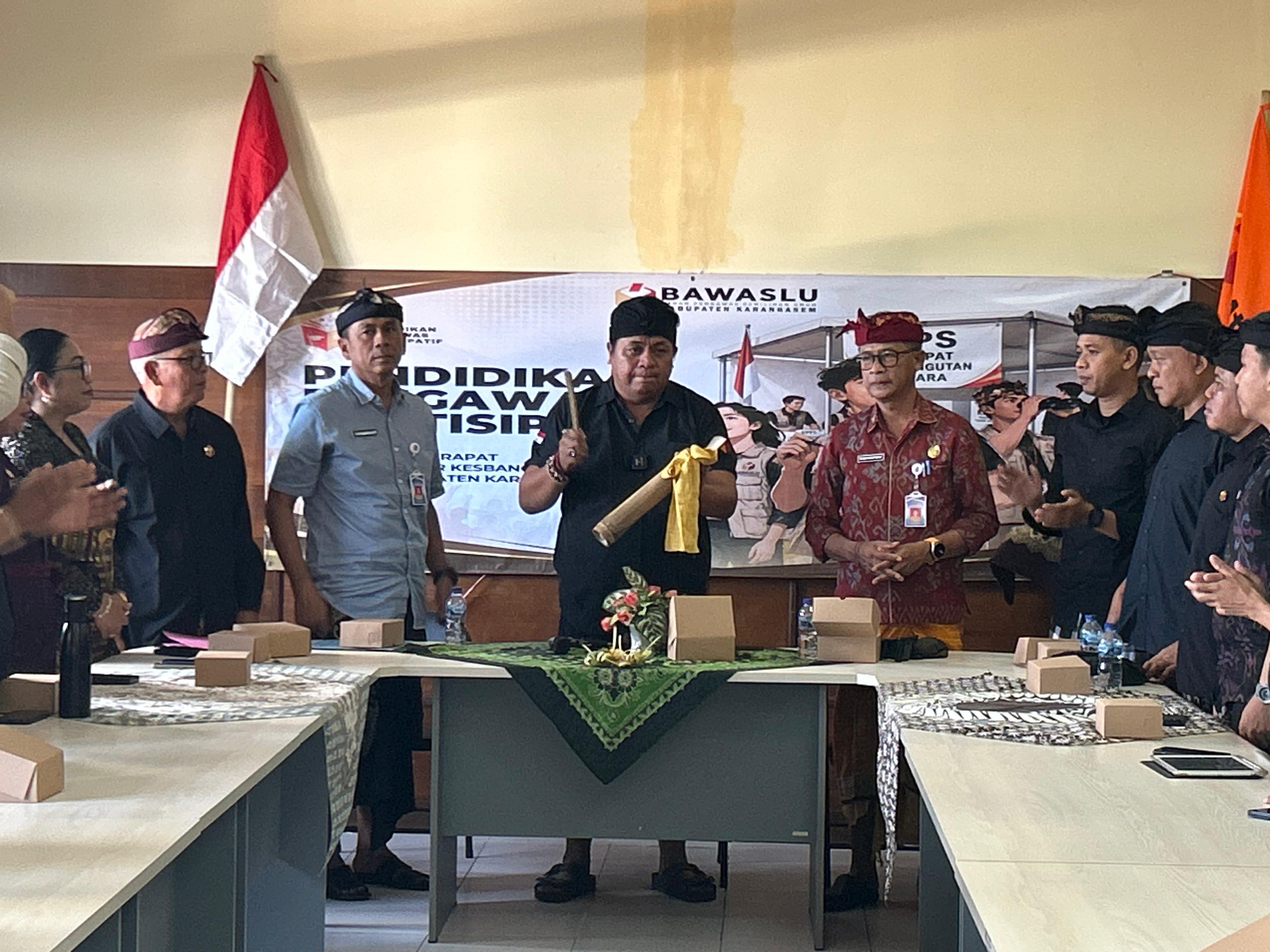 Putra Wiratma membuka acara P2P Luring Bawaslu Karangasem Tahun 2026