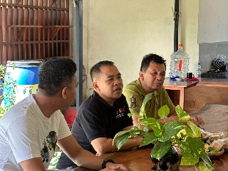 Azwardi (baju putih) dalam Konsolidasi Demokrasi dengan mahasiswa himpunan PMII di Bawaslu Bali