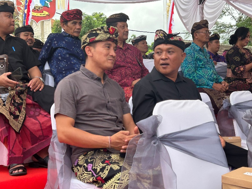 Ari Ardana (Kanan) dalam pembukaan HUT Kota Amlapura ke-386 