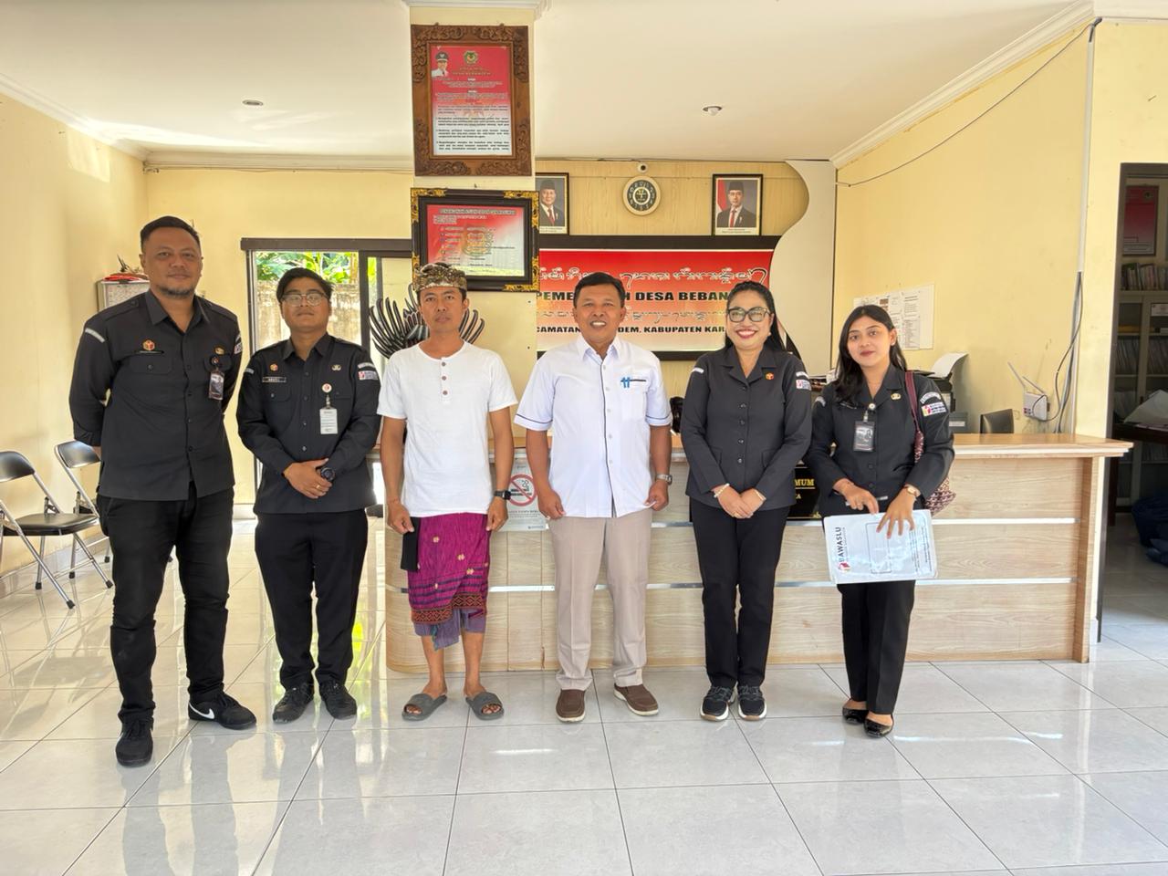 Diana Devi Bersama Perangkat Desa Bebandem