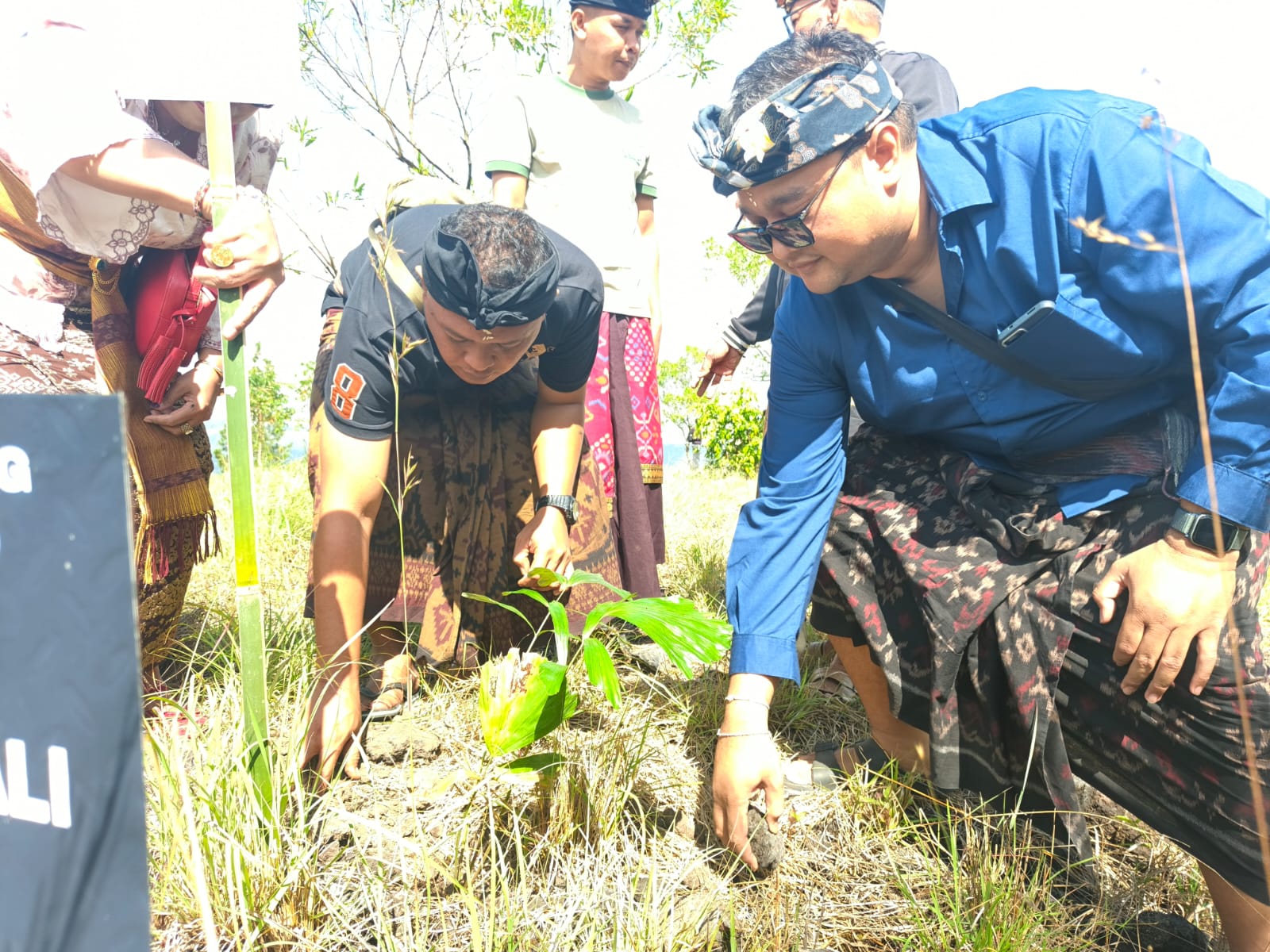 Pimpinan dan Korsek Bawaslu Karangasem melakukan penanaman pohon di Pura Pasar Agung, Bangli