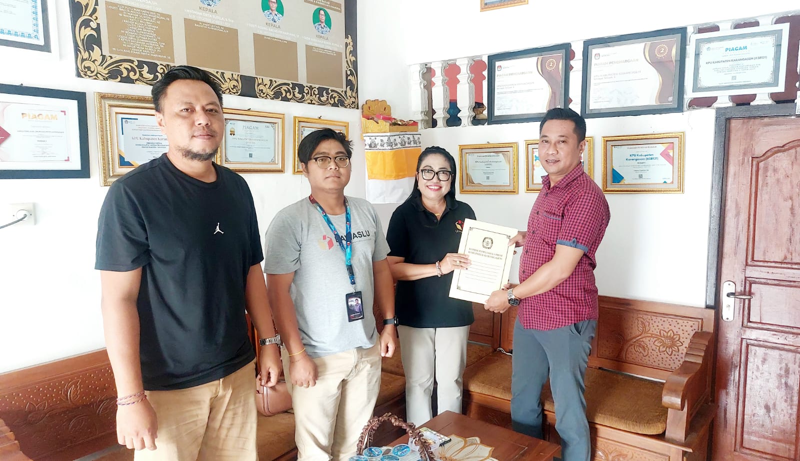 Diana Devi menerima BA pleno dari KPU Kabupaten Karangasem 