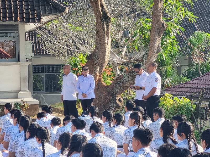Ketua Bawaslu Karangasem, I Nengah Putu Suardika dan Kordiv HPS, Diana Devi siap melaksanakan sosialisasi di SMA N 3 AMLAPURA 