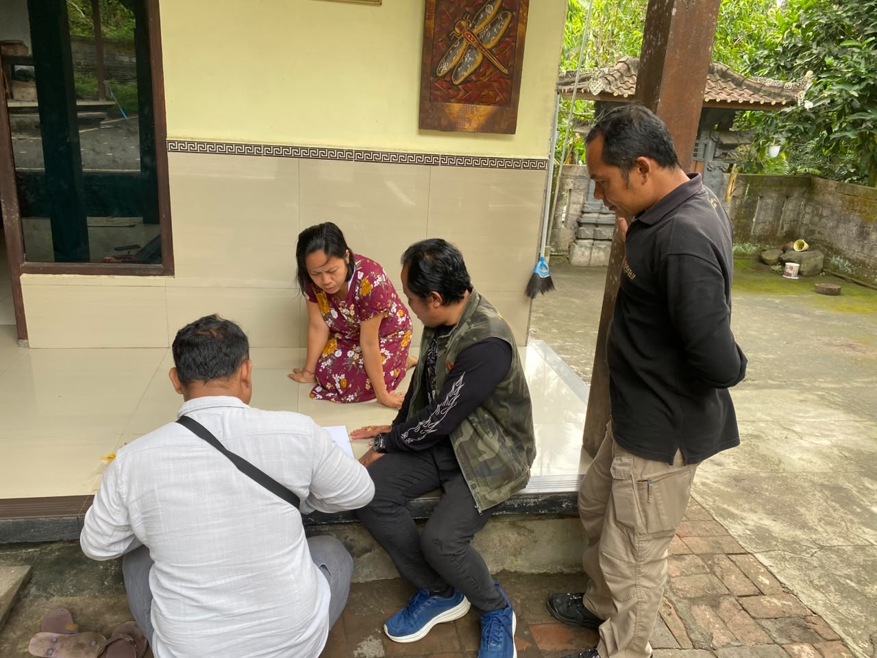 Kadek Arianta melakukan verifikasi langsung terhadap data pemilih di Desa Nyuh Tebel