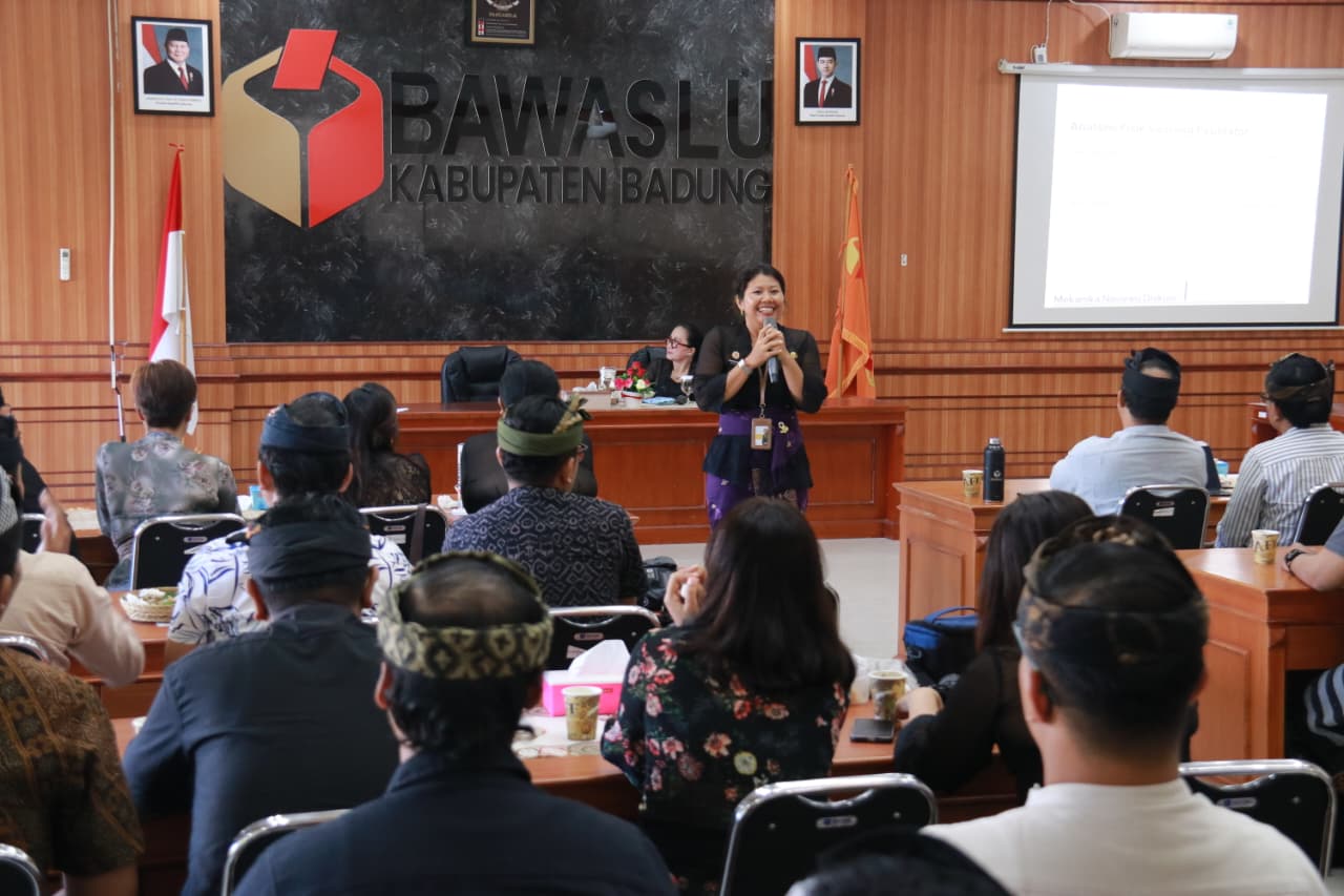 sesi materi pada pelatihan public speaking dalam acara rapat kehumasan Bawaslu
