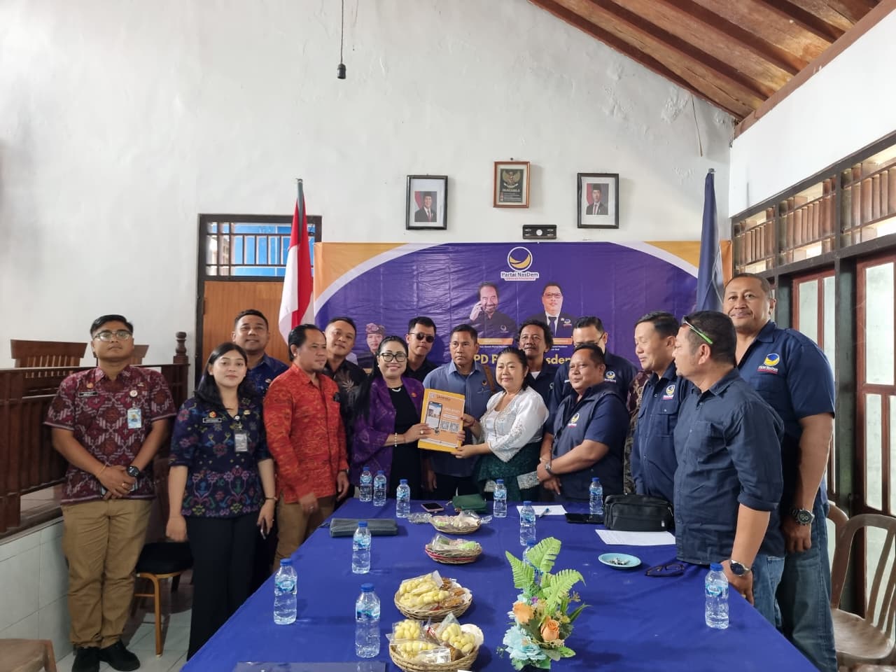Penyerahan barcode JDIH usai diskusi dengan DPD Partai NasDem