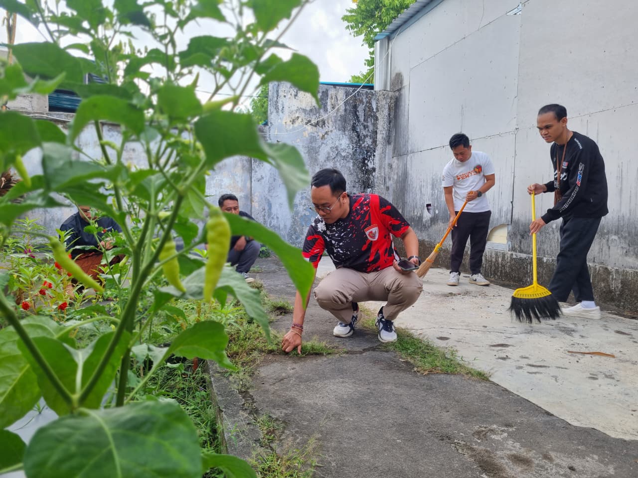 Jajaran Sekretariat membersihkan kebun Bawaslu Karangasem