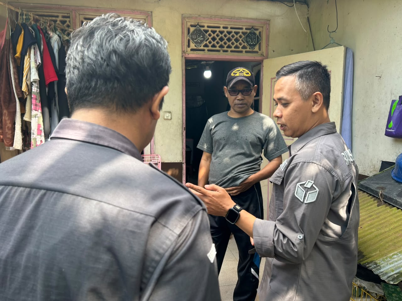 Azwardi (Tengah) melakukan cross check data pemilih di salah satu rumah warga