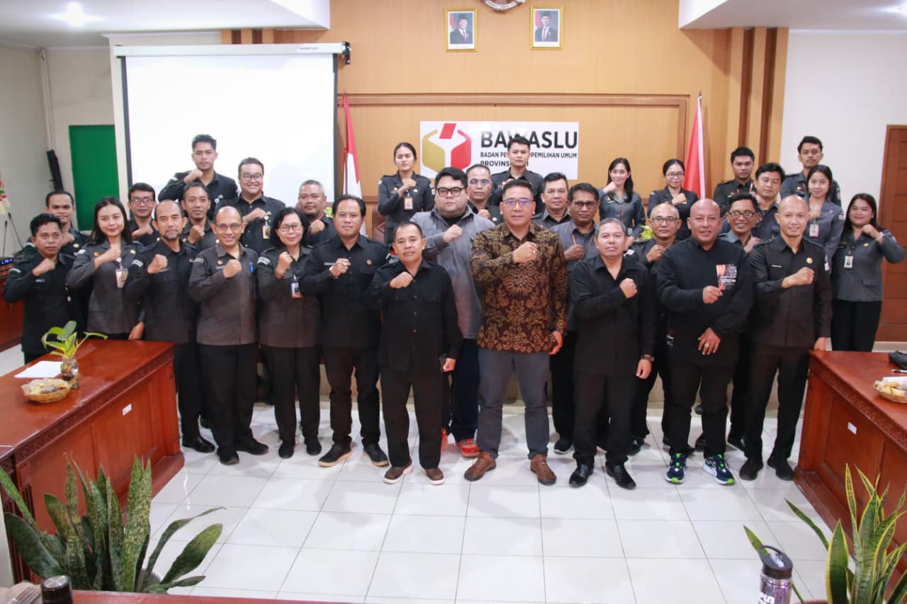 Foto Bersama Usai Monev PPID di Bawaslu Provinsi Bali
