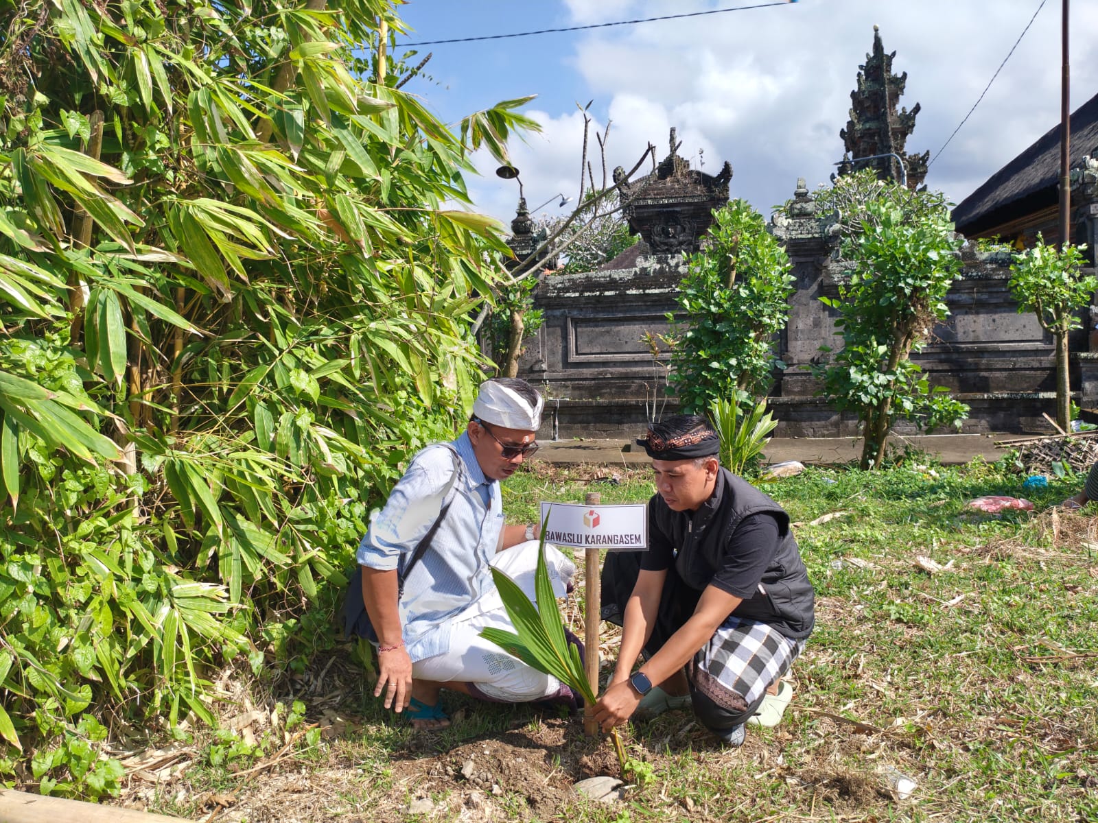 Azwardi (kiri) saat melakukan penanaman pohon dalam JALA BAli di Gianyar