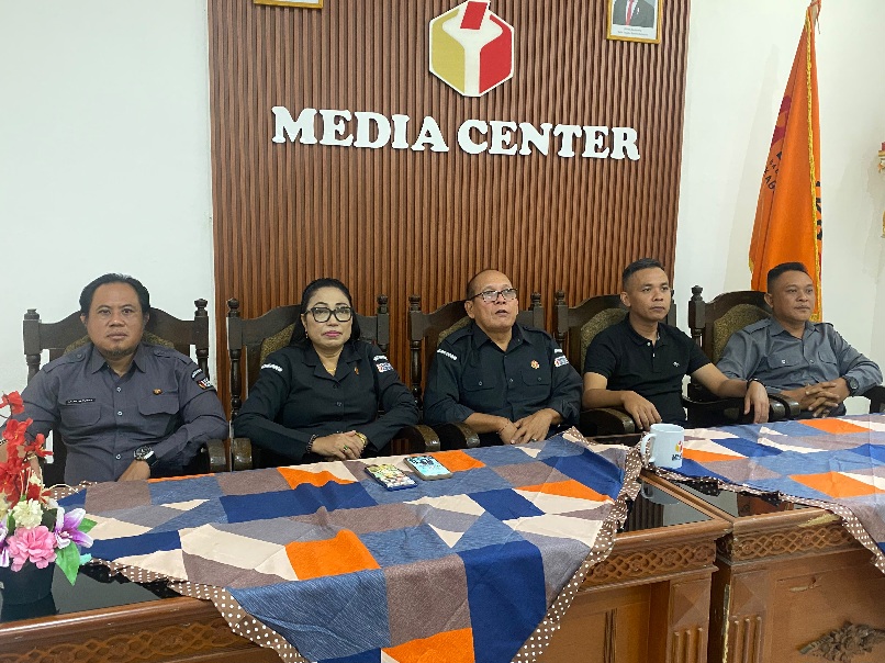 Pimpinan Bawaslu Karangasem mengikuti zoom persiapan program Bawaslu Membelajarkan Vol.2