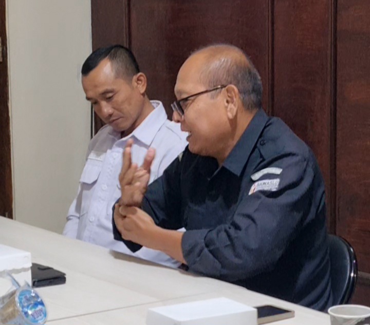 Ketua Bawaslu Karangasem dalam memaparkan pendapatnya dalam diskusi di Kesbangpol