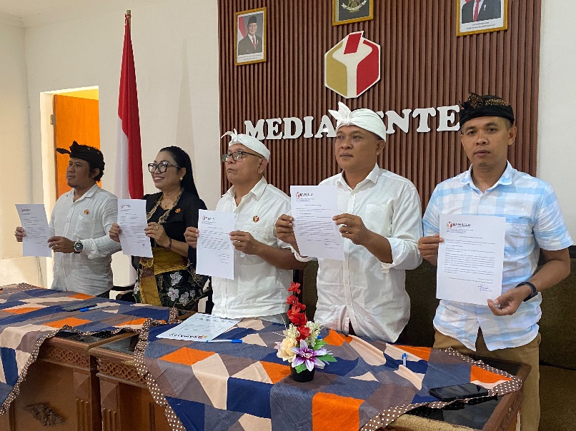 Pimpinan Bawaslu Karangasem usai Tandatangani IKU