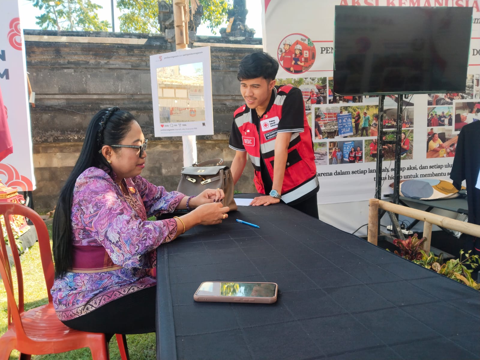 Diana Devi berdiskusi dengan staf PMI Kabupaten Karangasem 